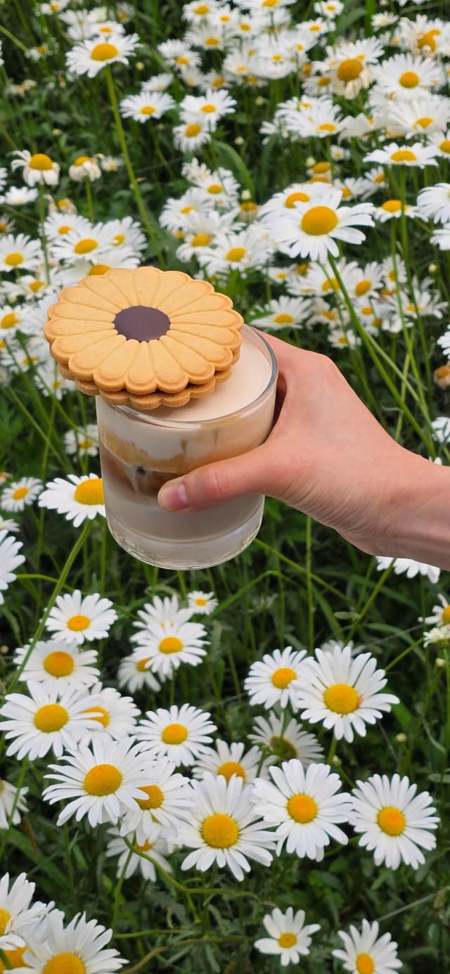 데이지 쿠키를 얹은 크림 라떼 [사진=기수정 기자]