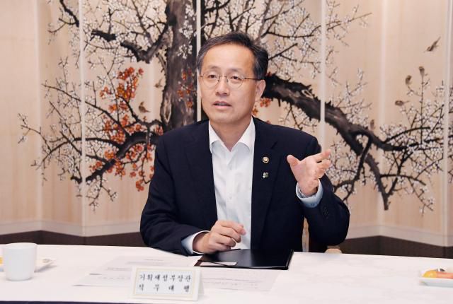 이형일 기획재정부 장관 직무대행 1차관이 13일 서울 종로구 정부서울청사에서 열린 '긴급상황점검회의'를 주재하고 있다.[사진=기획재정부]