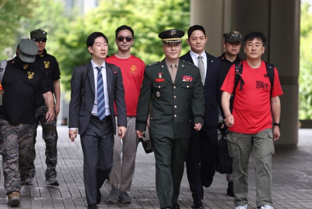 해병대 채모상병 순직 사건 관련해 1심에서 무죄를 선고받은 박정훈 전 대령(전 해병대 수사단장)이 13일 서울 서초구 서울고등법원에서 열힌 2심 1차 공판에 출석하기 전 기자회견을 하러 가는 모습 [사진=연합뉴스]