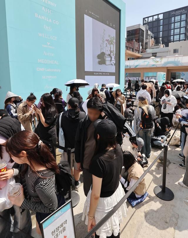 20일 서울 성수동 XYZ서울에 오픈한 '쿠팡 메가뷰티쇼 버추얼스토어'에서 시민들이 입장을 기다리고 있다. 아이오페와 메디힐 등 17개 메인 브랜드 부스를 마련해  화장품을 체험·구매할 수 있고, 메가뷰티쇼 어워즈 선정 제품, 신상품, 뷰티 가전 등이 전시된다.