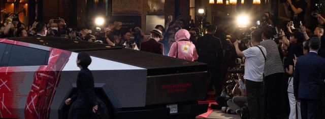 가수 지드래곤(GD,권지용)이 13일 오후 서울 용산구 그랜드 하얏트 서울 호텔에서 열린 '피스마이너스원 프리미엄 하이볼 론칭 파티-더 시그널(THE SIGNAL)'에 사이버트럭을 타고 참석하고 있다. 2025.06.13[사진=유대길 기자 dbeorlf123@ajunews.com]