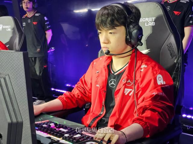 '케리아' 류민석이 15일 부산 사직실내체육관에서 ‘2025 LCK 로드 투 MSI’ 최종전 한화생명과 경기 전 테크 체크를 하고있다.[사진=선재관 기자]