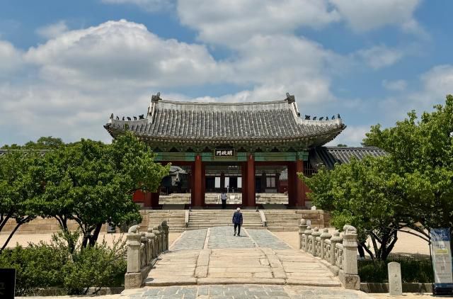 관람객이 창경궁 명전문 앞을 걸어가고 있다. [사진=강상헌 기자]