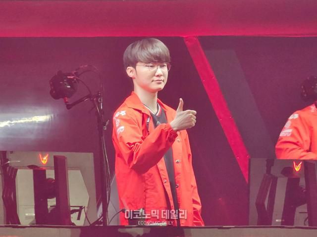 ‘페이커’ 이상혁이 15일 부산 사직실내체육관에서 ‘2025 LCK 로드 투 MSI’ 최종전 한화생명과 경기에서 승리 후 팬들에게 승리의 포즈를 취하고 있다. [사진=선재관 기자]