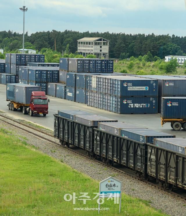 이도백하에서 포장된 백산수는 공장과 바로 연결된 철로를 통해 대련으로 운송된다. 남궁진웅 timeid@