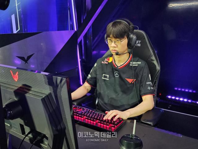 ‘도란’ 최현준이 15일 부산 사직실내체육관에서 ‘2025 LCK 로드 투 MSI’ 최종전 한화생명과 경기 전 테크 체크를 하고있다.[사진=선재관 기자]