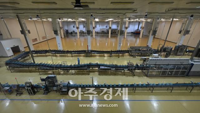 백두산 내두천 물을 받아 백산수가 포장되고 있는 컨베이어벨트. 사진=남궁진웅 timeid@