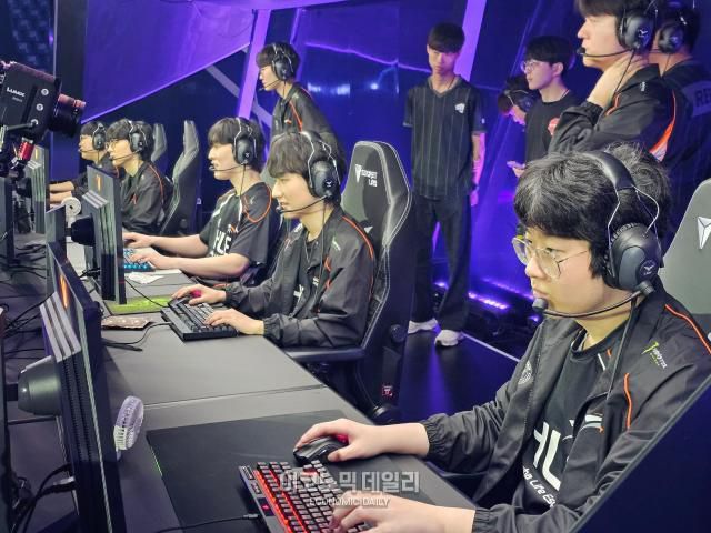 15일 부산 사직실내체육관에서 ‘2025 LCK 로드 투 MSI’ 마지막 라운드를 앞두고 최종 테크체크중인 한화생명 선수단[사진=선재관 기자]