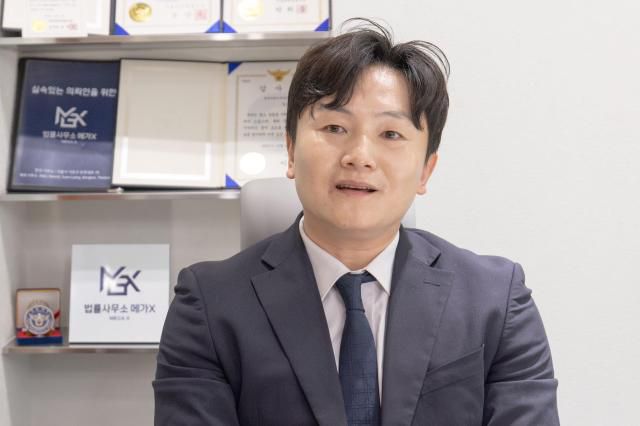 전형환 메가엑스 대표 변호사가 12일 아주경제와의 인터뷰를 통해 자신의 생각을 밝히고 있다. [사진=유대길 기자]