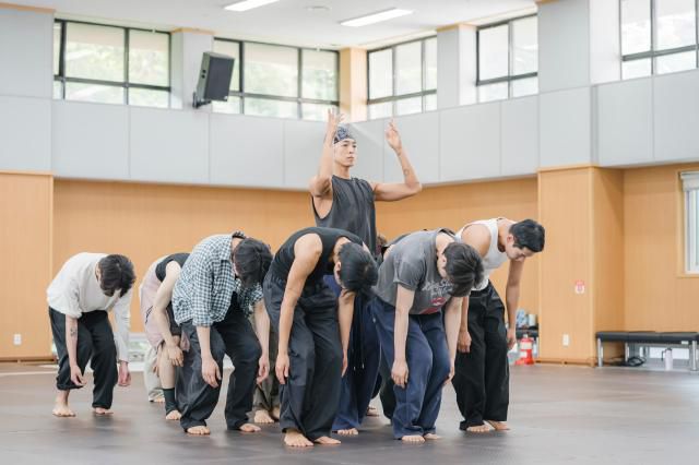 9일 오후 서울 중구 국립극장에서 열린 국립무용단 '파이브 바이브' 연습실 공개 및 라운드 인터뷰에서 무용수들이 주요 장면을 시연하고 있다. [사진=국립극장]