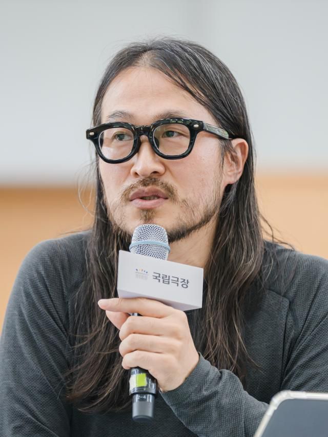예효승 <파이브 바이브> 안무 및 연출이 9일 서울 중구 국립극장에서 열린 국립무용단 '파이브 바이브' 연습실 공개 및 라운드 인터뷰에서 인사말을 하고 있다. [사진=국립극장]