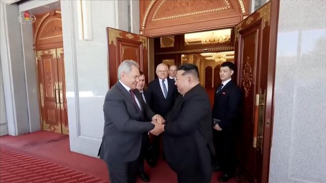 김정은 북한 국무위원장이 지난 4일 당 중앙위원회 본부청사에서 푸틴 러시아 대통령의 위임을 받아 방북한 세르게이 쇼이구 러시아 안전이사회 서기장을 접견했다고 조선중앙TV가 5일 보도했다. [사진=연합뉴스]