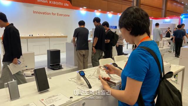 샤오미코리아가 13일 서울 강남구 코엑스에서 열린 STK2025에서 자사 제품을 전시해 관람객들이 둘러보고 있다.[사진=김지영 기자]