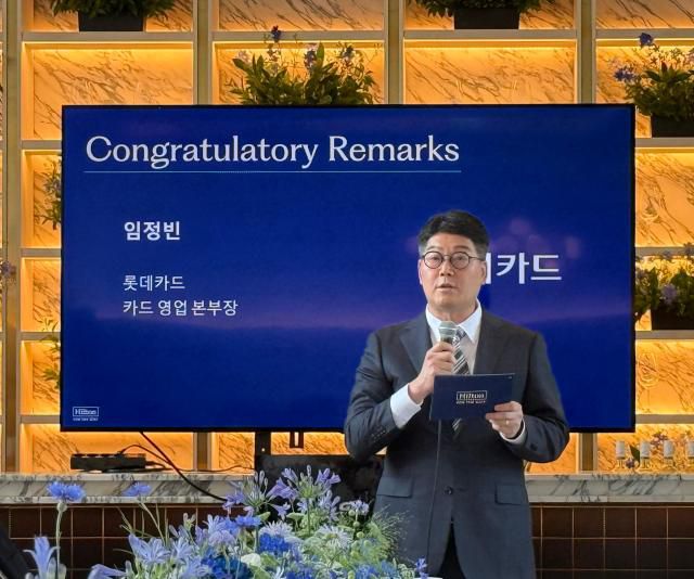 임정빈 롯데카드 카드 영업본부장이 힐튼 아너스 코브랜드 카드를 소개하고 있다. [사진=김다이 기자]