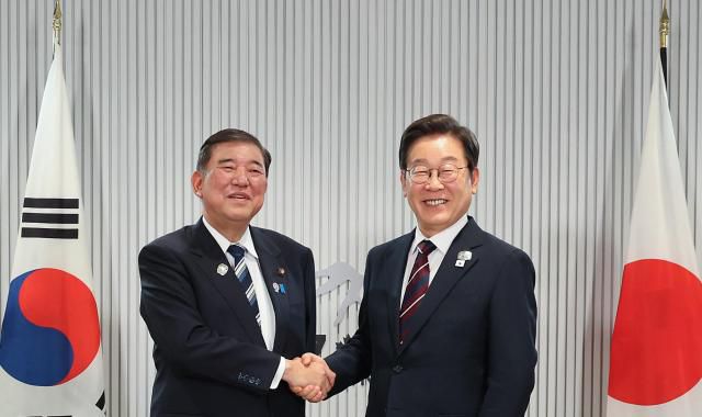이재명 대통령이 17일(현지시간) 캐나다 앨버타주 캐내내스키스 주요 7개국(G7) 정상회의장에서 열린 한일 정상회담에서 이시바 시게루 일본 총리와 악수하며 기념촬영을 하고 있다. [사진=연합뉴스]