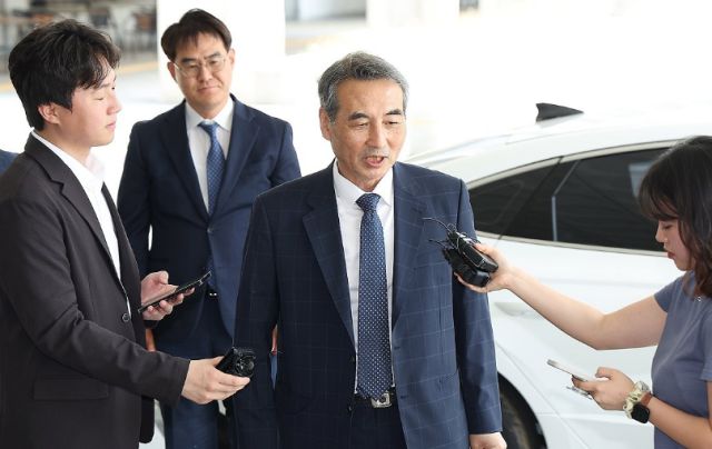 윤석열 전 대통령의 부인 김건희 여사에 대한 의혹을 수사할 민중기 특별검사가 박세현 서울고등검찰청장 면담을 위해 18일 서울 서초구 서울고검으로 향하는 모습 [사진=연합뉴스]