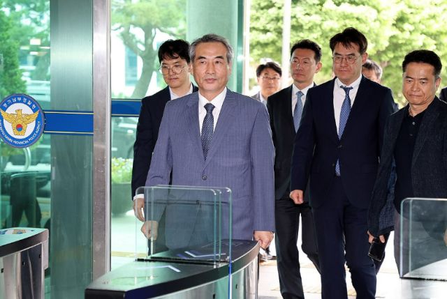 윤석열 전 대통령 부인 김건희 여사 관련 의혹을 수사하는 민중기 특검과 특검보들이 19일 오후 경기 수원시 경기남부경찰청을 방문, 김준영 청장 면담을 위해 이동하고 있다. [사진=연합뉴스]