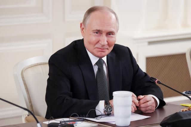 블라디미르 푸틴 러시아 대통령이 18일(현지시간) 상트페테르부르크 국제경제포럼(SPIEF)의 일환으로 열린 국제 통신사 대표들과의 회의에서 발언하고 있다. [사진=타스연합뉴스]