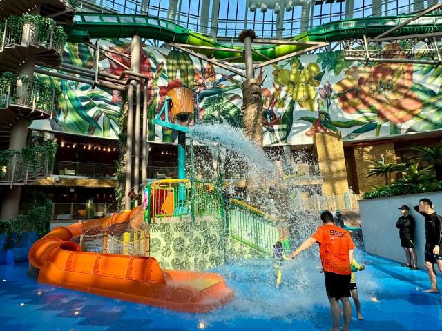 일정 시간마다 물벼락이 쏟아지는 놀이터 ‘워터 플레이그라운드’와 ‘키즈 트위스터’에는 아이들이 가득하다. 아이들의 웃음꽃이 가장 많이 피는 곳이다. [사진=강상헌 기자]