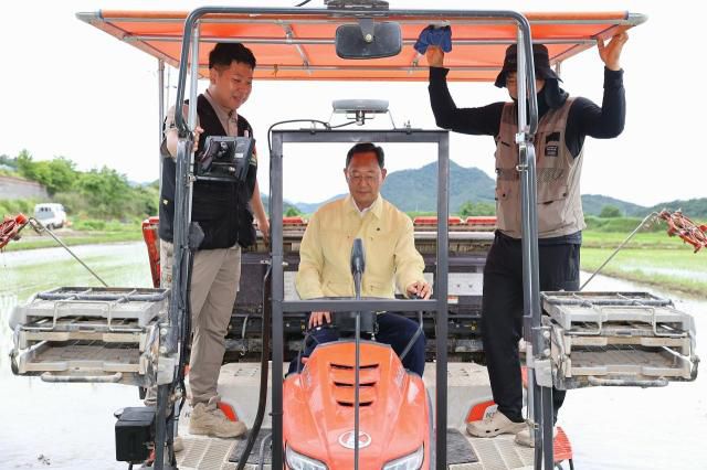 해남군은 지난 20일 해남 현산면 고현리 일대에서 농촌진흥청, 세종대학교, CJ제일제당, 농업인 등 50여명이 참여한 가운데 기후변화 대응 AI 농업기술 현장연시회를 개최했다.[사진=해남군]