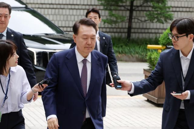 윤석열 전 대통령이 16일 서울 서초구 서울중앙지방법원에서 열린 내란 우두머리 혐의·직권남용 권리행사 방해 혐의 사건 7차 공판에 출석하고 있다. [사진=연합뉴스]