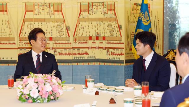 이재명 대통령이 22일 서울 한남동 관저에서 열린 여야 지도부와의 오찬에서 국민의힘 김용태 비상대책위원장과 대화하고 있다. [사진=연합뉴스]