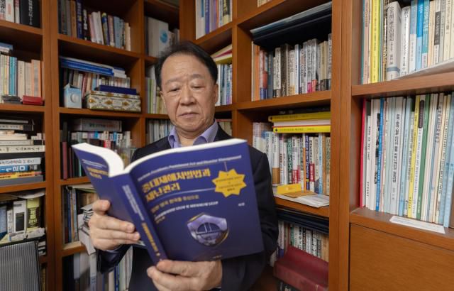 이연 선문대학교 미디어커뮤니케이션학부 명예교수는 올해 1월 ‘중대재해처벌법과 재난관리’라는 책을 펴내며, 영국과 일본의 노동자 안전 사례를 구체적으로 다뤘다. [사진=유대길 기자]