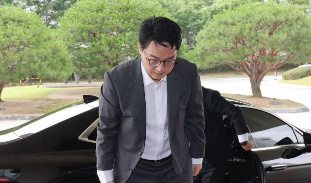 심우정 검찰총장이 지난 17일 서울 서초구 대검찰청으로 출근하며 취재진을 향해 인사하고 있다. [사진=연합뉴스]