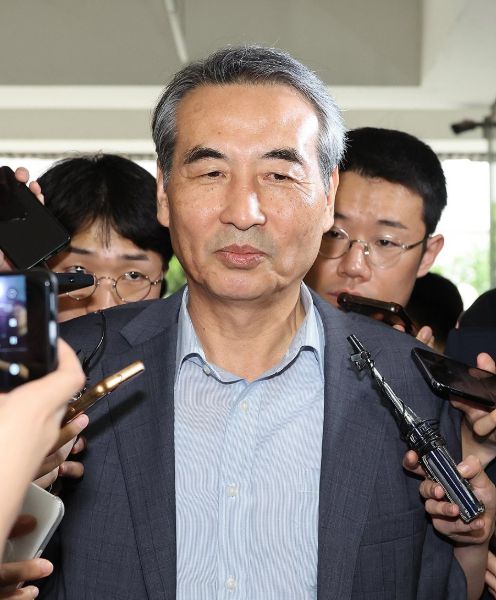 윤석열 전 대통령 부인 김건희 여사 관련 의혹을 수사할 민중기 특별검사가 24일 오전 서울 서초구 서초동에 마련된 임시 사무실로 출근하고 있다. [사진=연합뉴스]