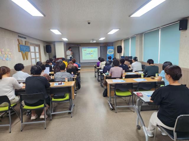 동해YWCA는 24일, 동해YWCA 3층 강당에서 시민 30여 명이 참석한 가운데 ‘2025 소비자 식품 안전 정보교육’을 성황리에 개최하고 있다. [사진=동해YWCA]