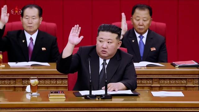 북한은 지난 21~ 23일 김정은 국무위원장이 참석한 가운데 열린 노동당 중앙위원회 제8기 제12차 전원회의 확대회의에서 노동당 제9차 대회를 소집할 데 대한 결정이 일치가결됐다고 조선중앙TV가 24일 보도했다. [사진=연합뉴스]