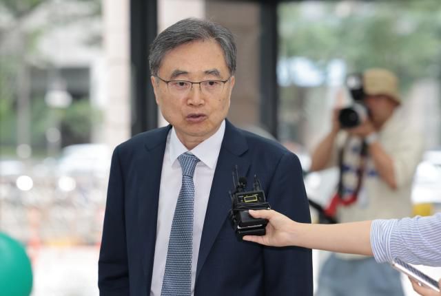 조현 외교부 장관 후보자가 24일 서울 종로구에 마련된 인사청문회 준비 사무실로 출근하며 취재진 질문에 답하고 있다. [사진=연합뉴스]