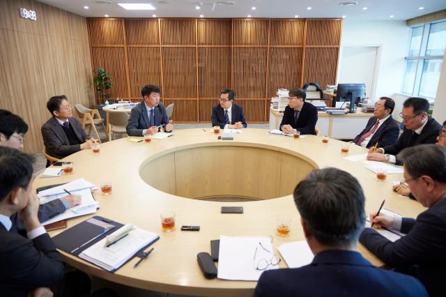 경기도청 집무실에서 열린 자동차 부품업계 관세 대응을 위한 후속조치 점검회의에서 김동연 경기도지사가 트럼프 관세 부과에 따른 피해현황 청취 및 추가 대응방안 논의를 하고 있다. [사진=경기도]