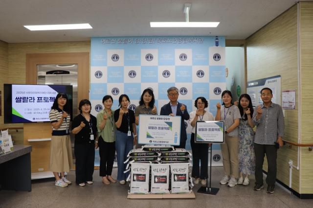 묵호 노인종합복지관이 '쌀랄라 프로젝트'를 실시하여 쌀 20포를 관내 취약계층에 전달하고 있다. [사진=묵호 노인종합복지관]