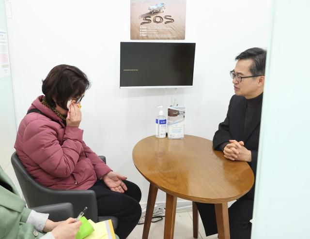 김동연 경기도지사가 수원효요양병원에서 ‘간병 SOS 프로젝트’ 첫 수혜자를 격려하고 있다. [사진=경기도]