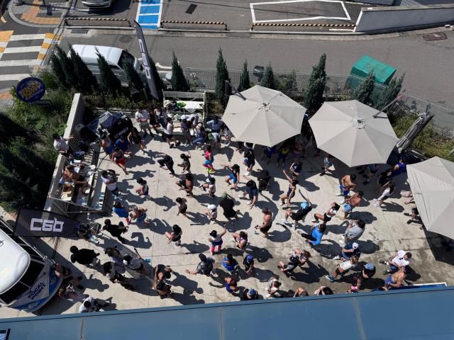 런 레이브 행사 시작 전 준비운동을 하는 참가자들 [사진=포컬포인트]