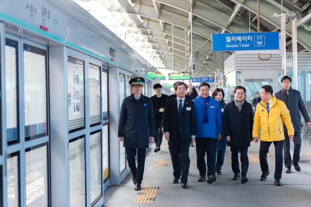 구리시 갈매역에서 김동연 경기도지사가 윤호중 국회의원 및 구리시의원 등과 함께 GTX B노선 갈매역 정차를 위한 현장 확인의 일환으로 역사 내 주요 시설을 둘러보고 있다. [사진=경기도]