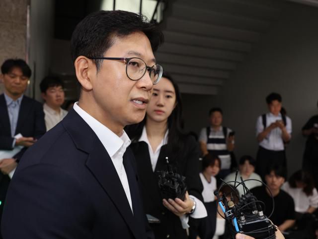 배경훈 과학기술정보통신부 장관 후보자가 24일 서울 종로구 광화문우체국에 마련된 인사청문회 준비 사무실로 출근하며 취재진의 질문에 답하고 있다. [사진=연합뉴스]
