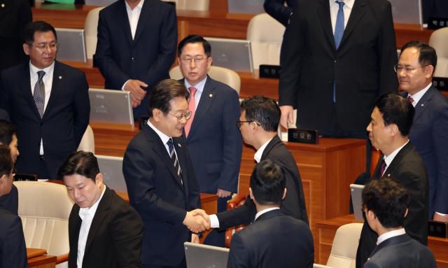 이재명 대통령이 26일 서울 여의도 국회 본회의장에서 정부의 2차 추가경정예산안 제출과 관련해 첫 시정연설을 마치고 국민의힘 의원들과 인사하고 있다.[사진=연합뉴스]