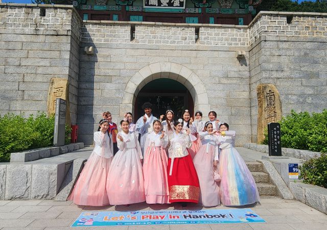 부산 동구는 22일과 25일, 외국인 유학생 등 60여 명을 대상으로 부산진성 한복문화관 일대에서 한복 체험 행사 ‘Let’s play in HANBOK!’을 3회에 걸쳐 진행했다.[사진=부산동구]