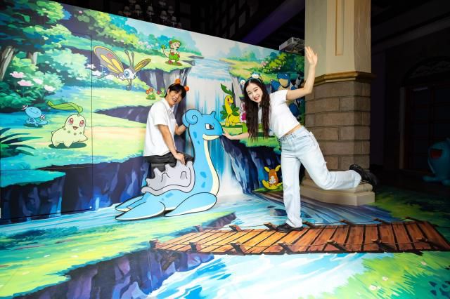 3층 착시 포토존을 찾은 관람객들이 사진을 찍으며 시간을 보내고 있다. [사진=롯데월드]