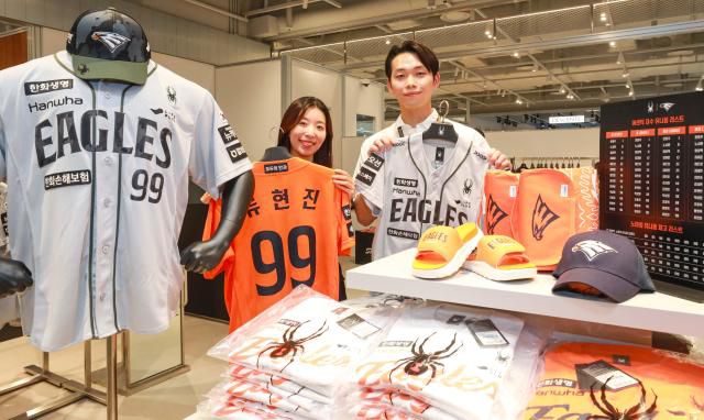 27일 오전 충북 청주시 흥덕구 가경동에 있는 커넥트현대 청주 2층 '한화이글스' 팝업스토어(임시매장)에서 직원들이 상품을 소개하고 있다. [사진=현대백화점]