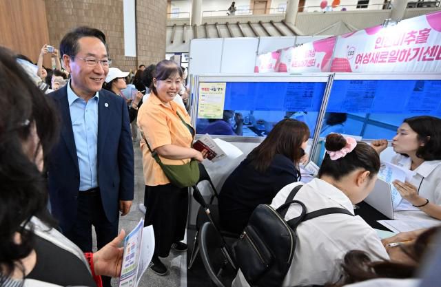유정복 인천광역시장이 24일 시청 중앙홀에서 열린 '2025 인천 여성 일자리 한마당'에서 구직자들을 격려하고 있다. [사진=인천시]