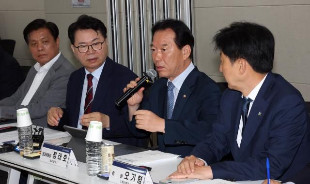 정태호 국정기획위원회 경제1분과 위원장(오른쪽 두번째). [사진=연합뉴스]