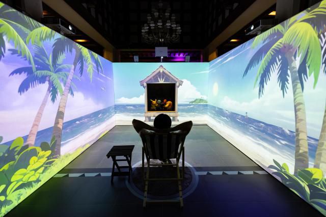 한 관람객이 포켓몬 선셋 비치에서 시간을 보내고 있다. [사진=롯데월드]