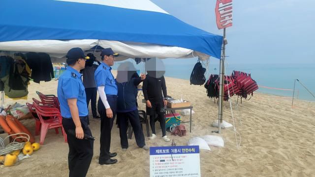 박홍식 서장(가운데)이 지난 28일 토요일, 강릉시 안목과 경포에 위치한 주요 수상레저 사업장을 직접 방문하여 현장 점검을 실시하고 있다. [사진=강릉 해경]