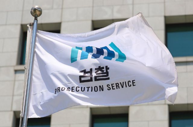 지난 5일 서울 서초구 대검찰청에 걸린 검찰 깃발이 바람에 펄럭이고 있다. [사진=연합뉴스]