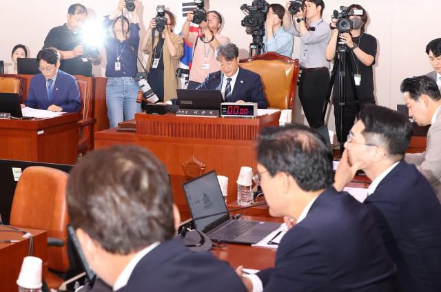 1일 국회에서 열린 법제사법위원회 전체회의에서 더불어민주당 소속 이춘석 위원장이 의사봉을 두드리고 있다.