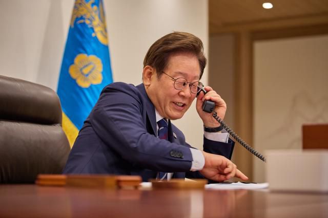 이재명 대통령이 1일 서울 용산 대통령실 청사 집무실에서 크리스토퍼 럭슨 뉴질랜드 총리와 전화 통화를 하고 있다. [사진=대통령실]