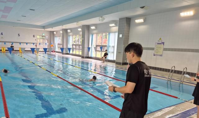 강릉해경이 2일부터 오는 4일까지 사흘간 강릉원주대학교 수영장에서 '2025년 경찰관 구조역량 수영평가'를 시행하고 있다. [사진=강릉 해경]